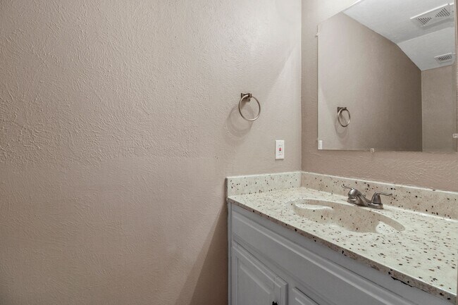 Building Photo - 2425 Lakeview Cir