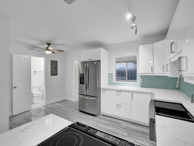 Building Photo - 601 NE 59th Ct