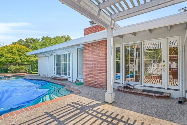 Building Photo - Spacious 4 bed, 2.5 Bath Home with Bonus Room and Pool in Palo Alto!
