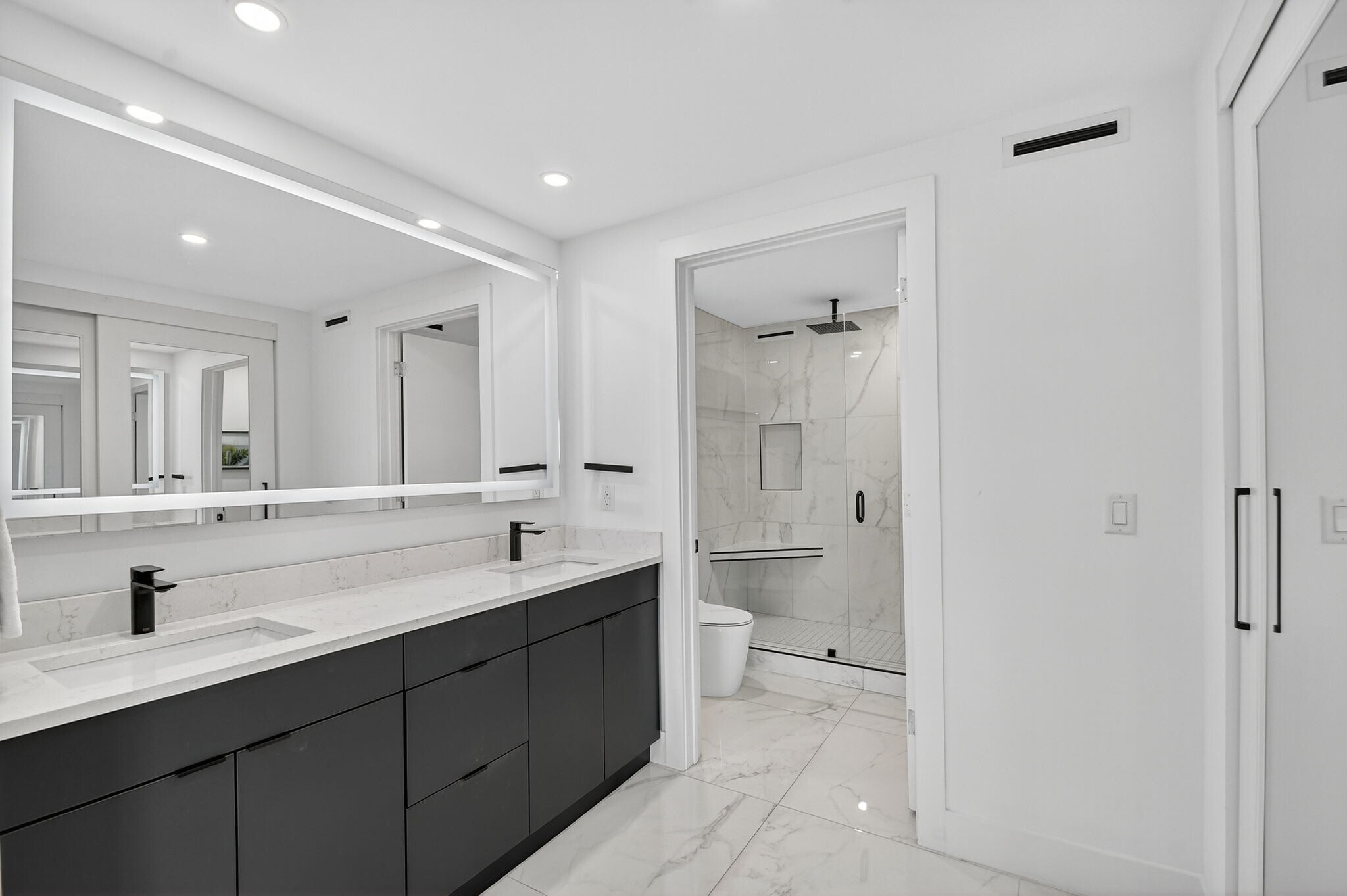 Building Photo - 301 Lake Shore Dr