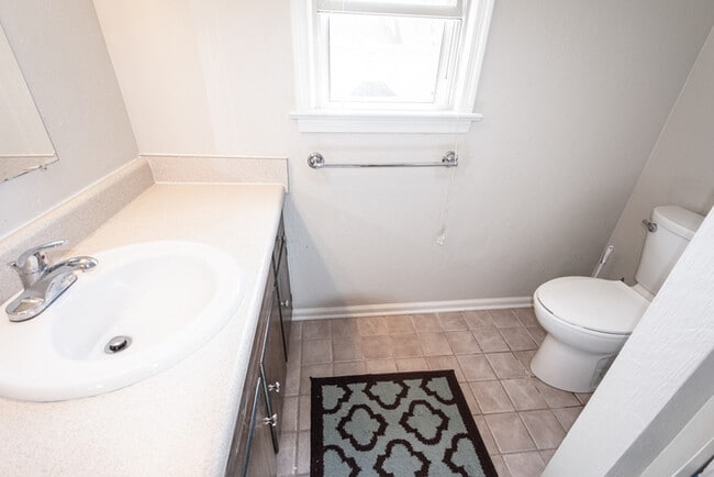 Building Photo - GORGEOUS 5 BEDROOM HOME LOCATED IN SALEM W...
