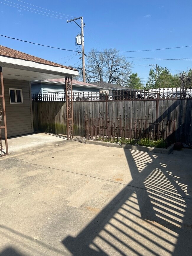 Building Photo - 10642 S Calhoun Ave