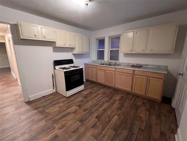 Building Photo - 155 Willow St