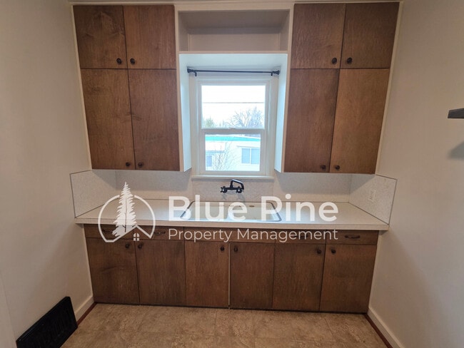 Building Photo - 485 N Higbee Ave