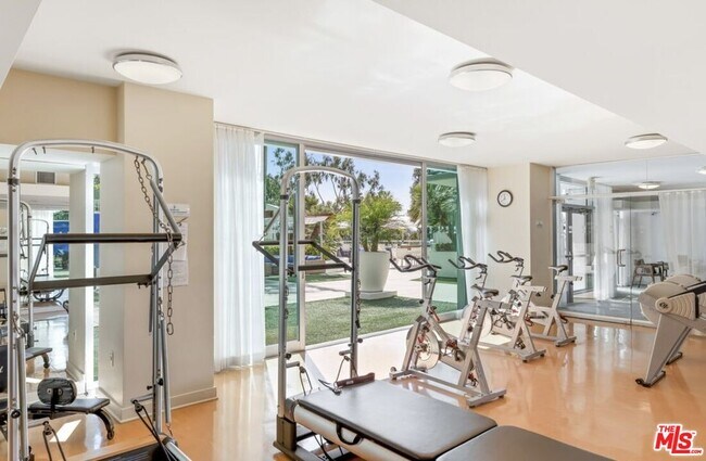 Building Photo - 13700 Marina Pointe Dr