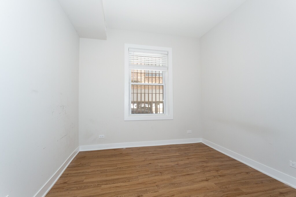 Building Photo - 659 W Wrightwood Ave