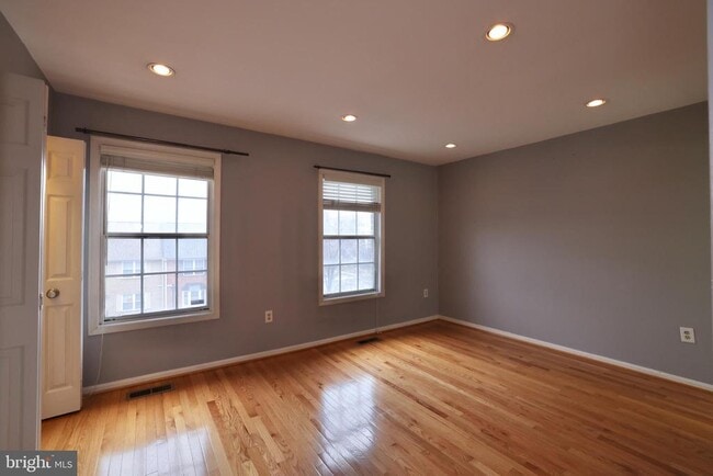 Building Photo - 935 S Rolfe St