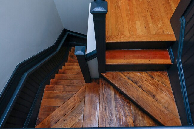 Building Photo - 27 Lambert St