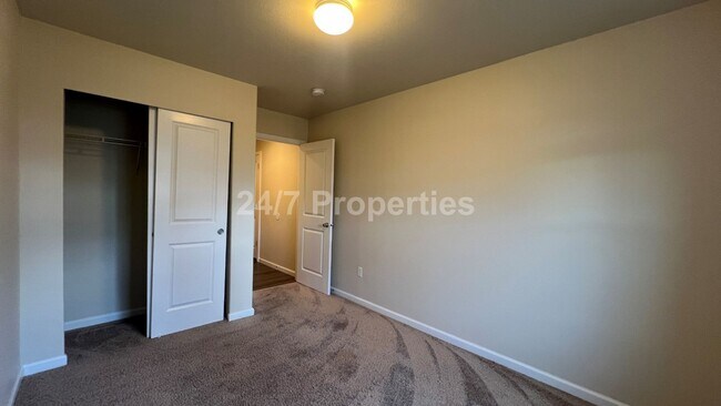 Building Photo - 1016 S View Dr