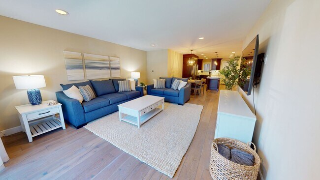 Building Photo - Great Location | Fully Furnished | Pool