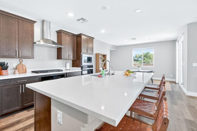 Building Photo - 1024 Saker Falcon Dr