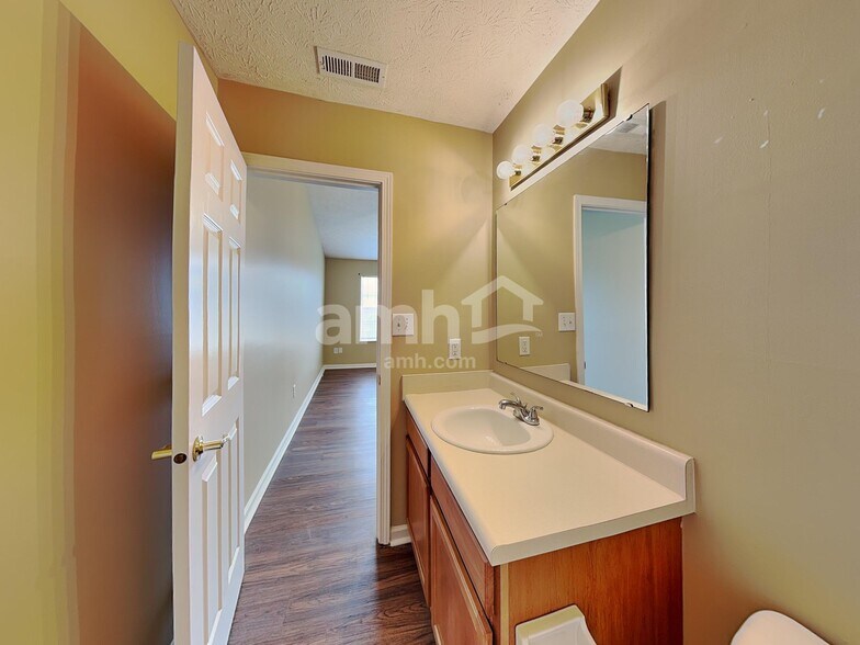 Building Photo - 18 Lasalle Ct