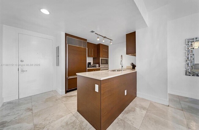 Building Photo - 485 Brickell Ave
