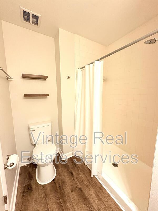 Building Photo - 851 Creekway Ct