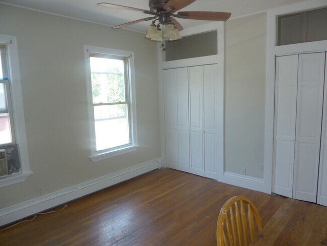 Building Photo - 204 River St