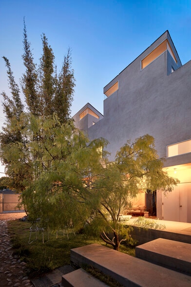 Indoor / outdoor contemporary seaside living - 703 Palms Blvd