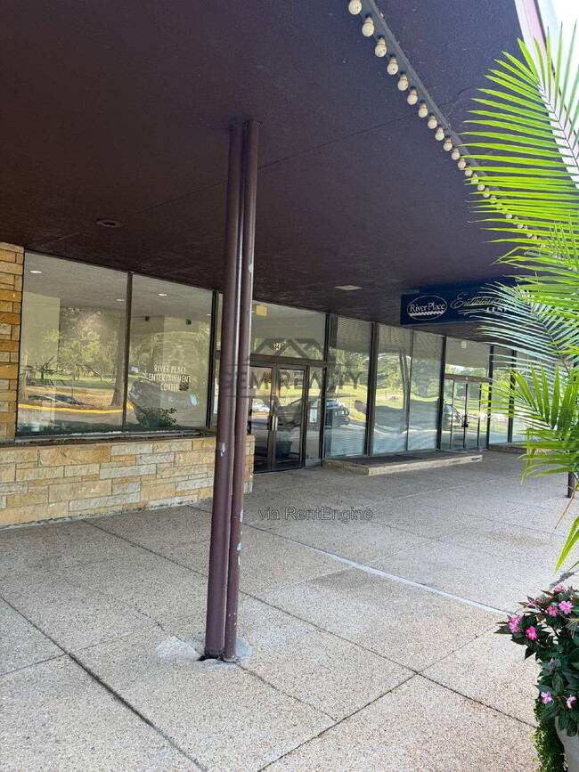 Building Photo - 1111 Arlington Blvd