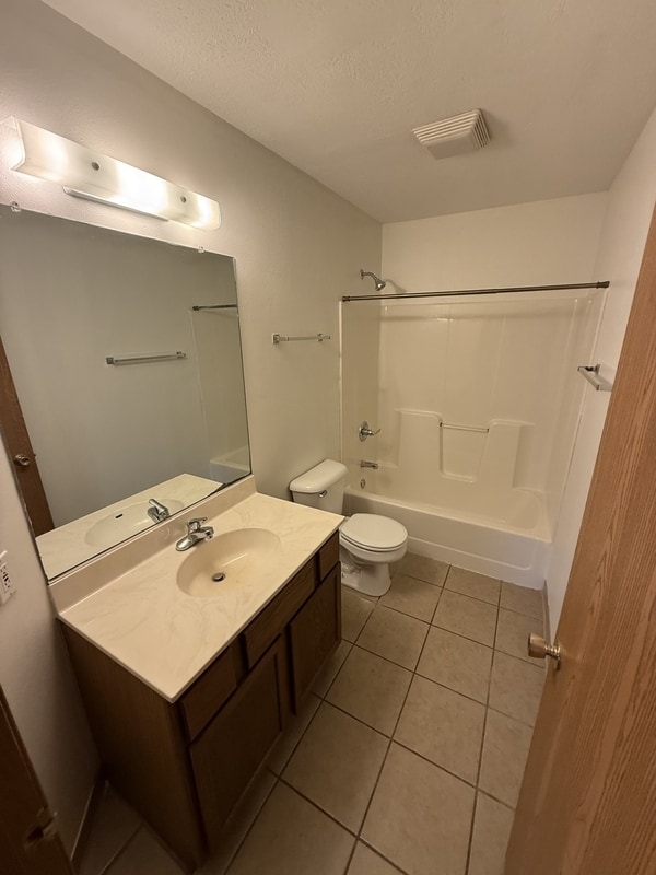 Building Photo - 215 Jewel Dr