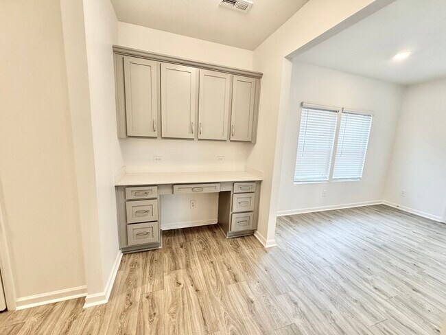 Building Photo - Spacious three bedroom 2 1/2 bathroom with large loft area - SPRING SPECIAL