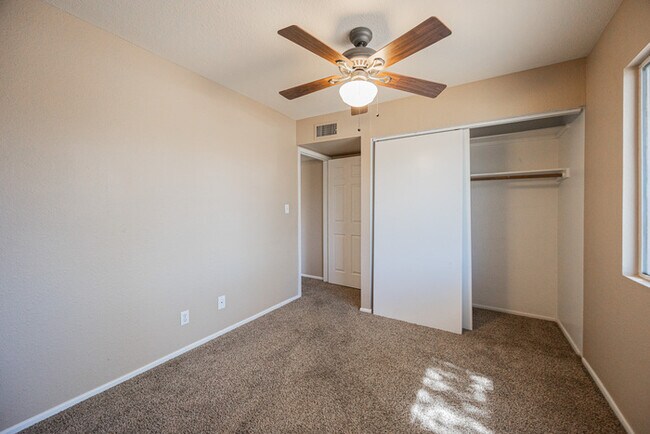 Building Photo - 2812 S Cottonwood Dr