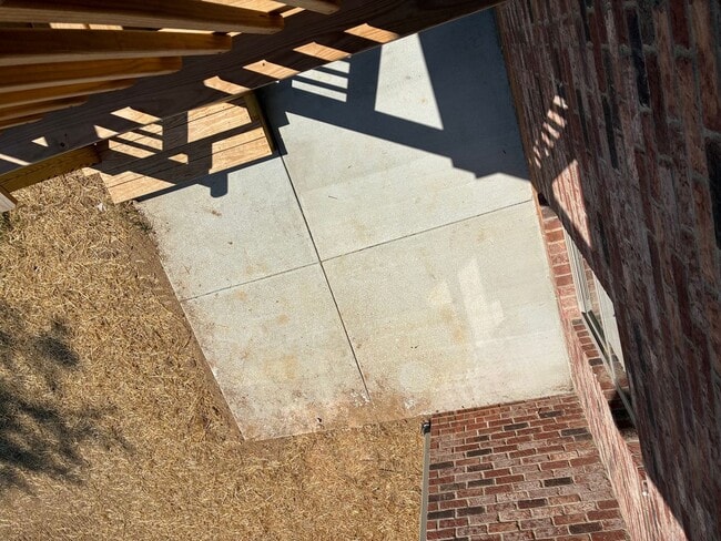 Building Photo - 102 Twin Lakes Dr