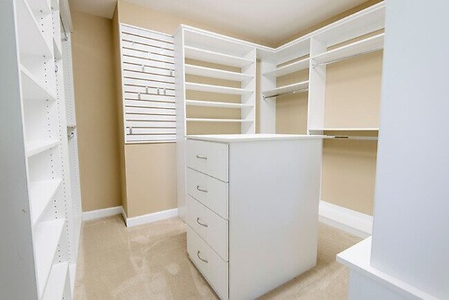 Building Photo - Gorgeous 3 Bedroom 2.5 Bathroom Townhome- Located in Stone Creek Village, Cary! Available August ...