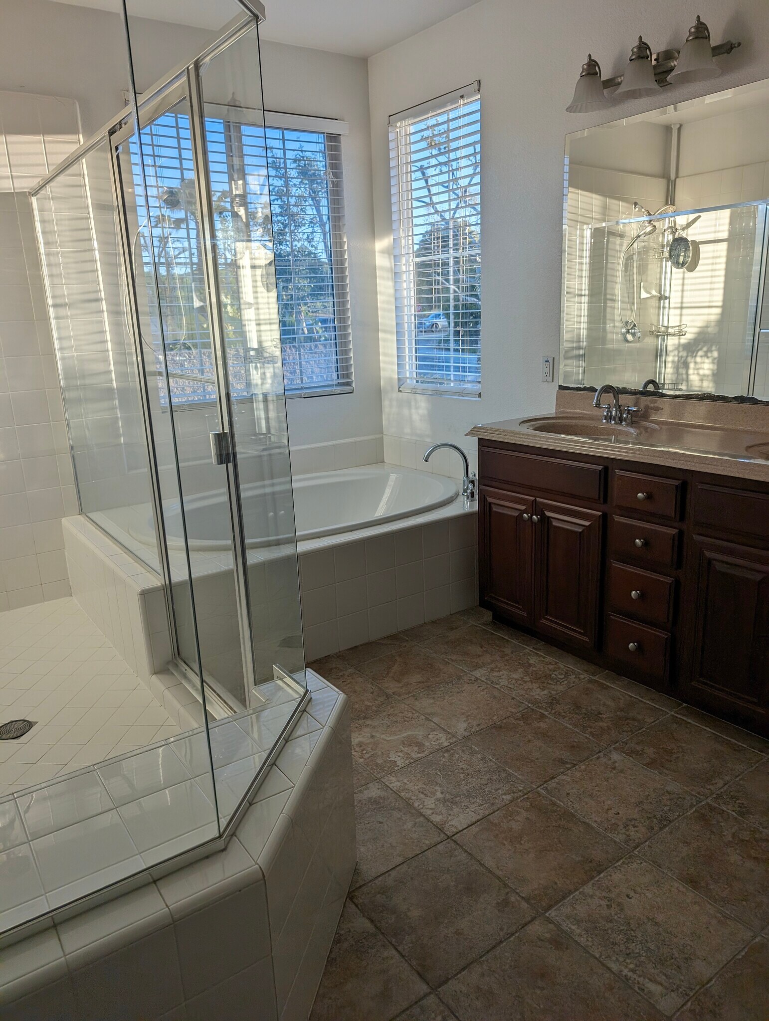 Building Photo - 9380 Dauchy Ave