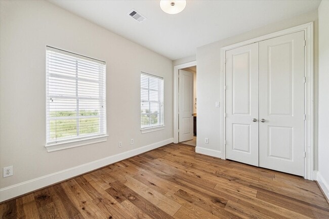 Building Photo - 9443 Fannin St