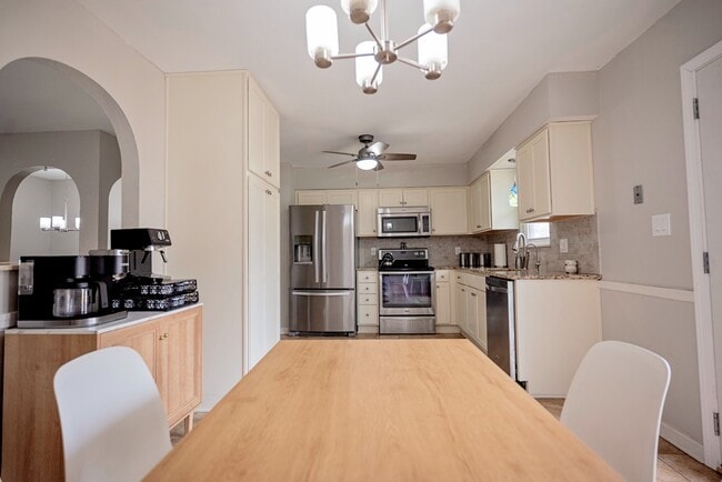 Building Photo - 413 SE Lana Ct