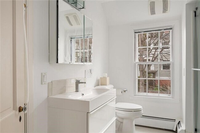 Building Photo - 5 Cushing St