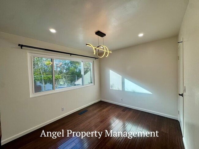 Building Photo - 5804 Shadow Ridge Dr