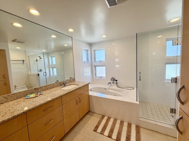 Building Photo - 3744 Ocean Dr