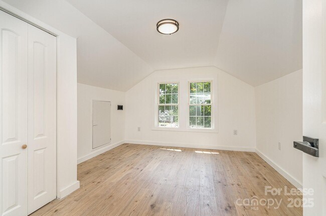 Building Photo - 208 Tournament Dr SW