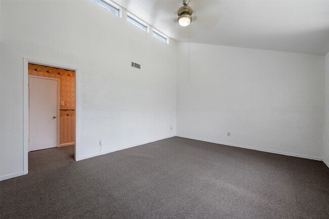 Building Photo - 1915 Mustang Springs Dr