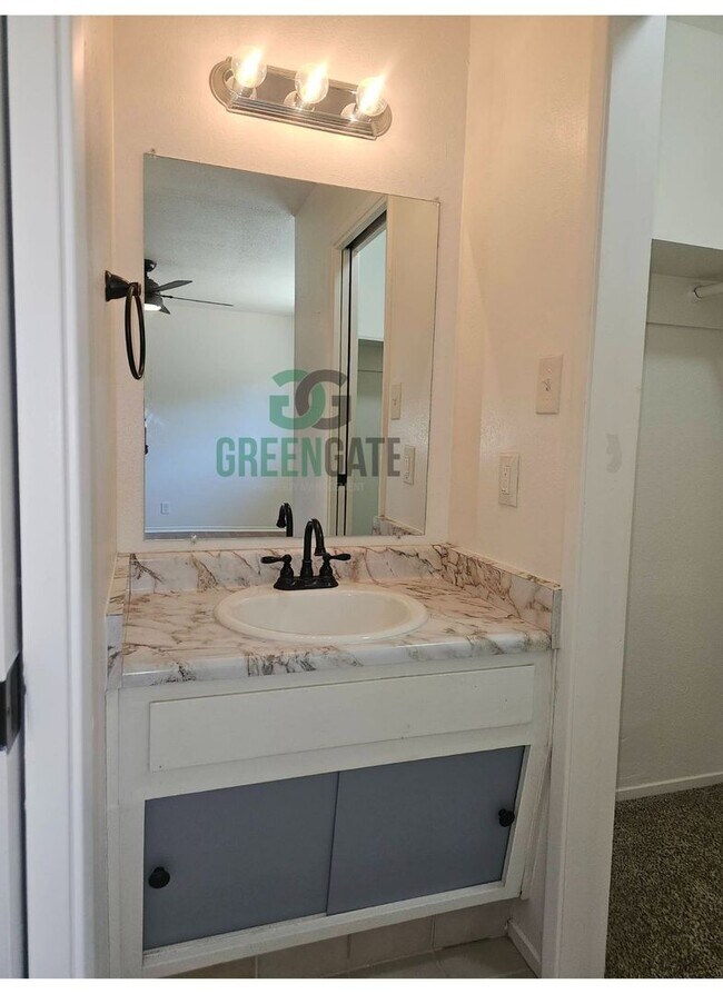 Building Photo - 3 BEDROOM 2 BATH HOME MOVE IN READY IN MOD...