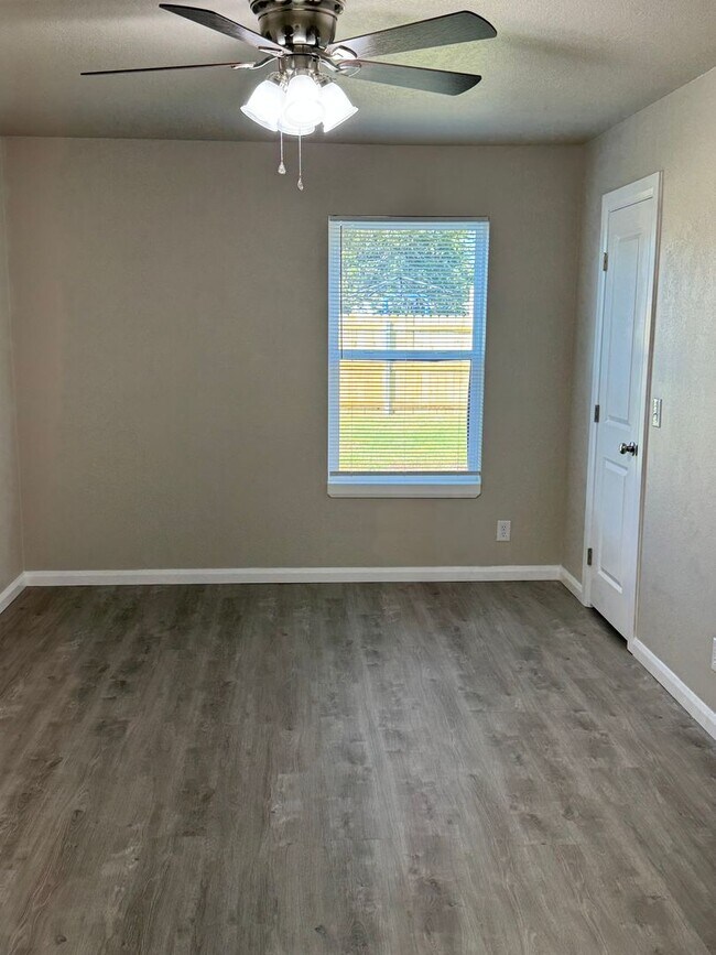 Building Photo - Fully Renovated 3 Bedroom Duplex in the he...