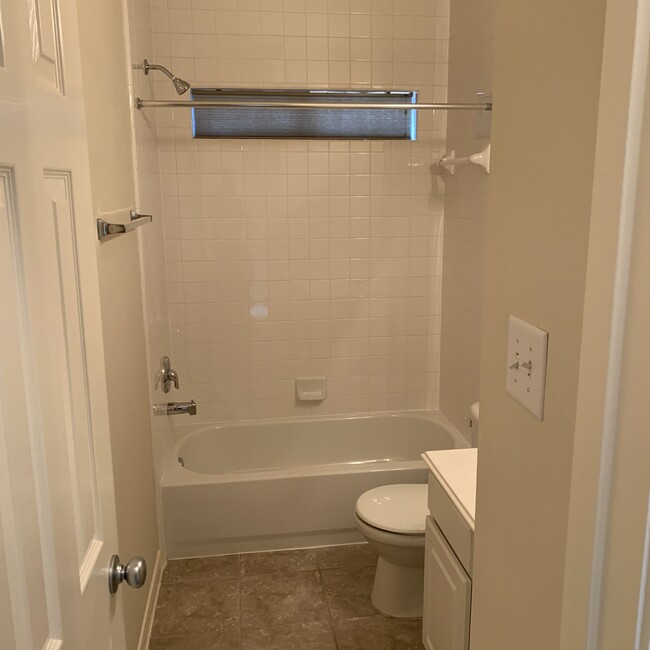 Secondary Bathroom - 8922 Parlin Ridge Dr