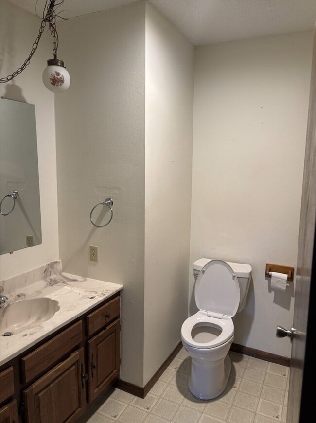 Building Photo - 935 Hazelwood Dr