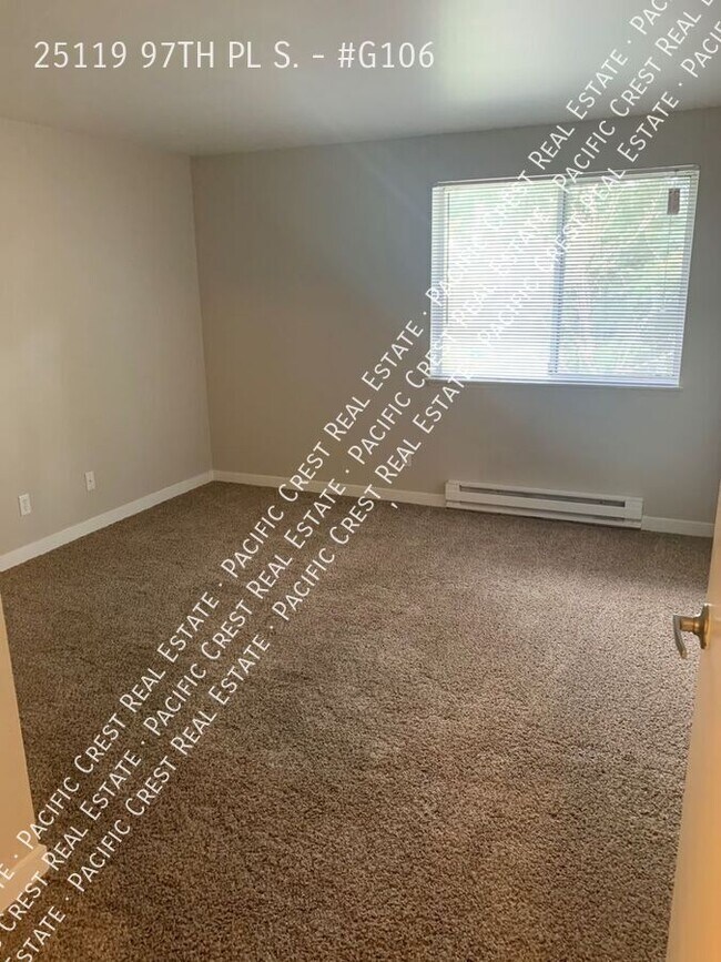 Building Photo - Spacious Two Bedroom /Two Bath!