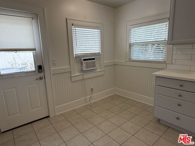 Building Photo - 1316 S Bundy Dr