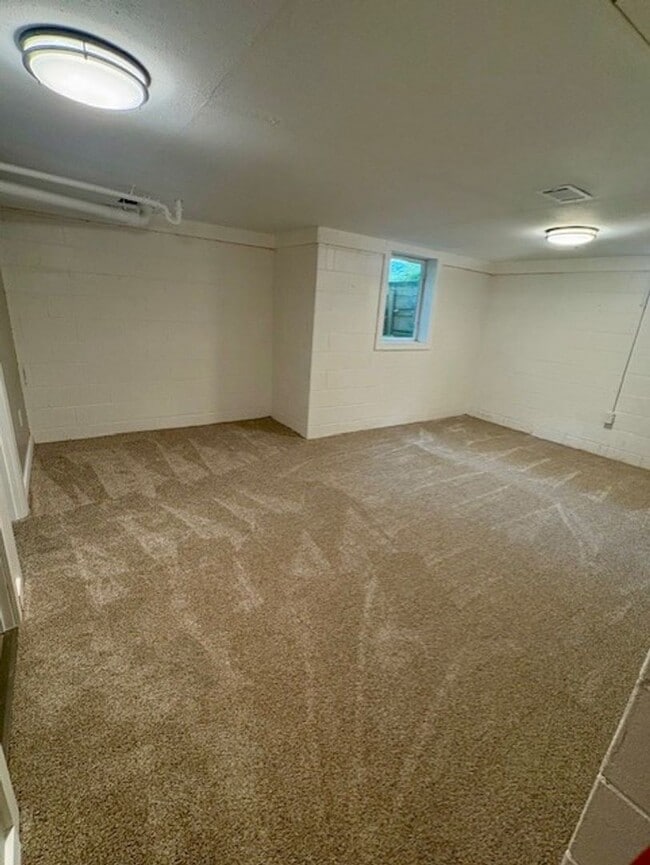 Building Photo - Charming 4-Bedroom Home in the Heart of Windsor Heights!