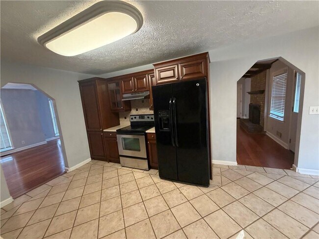 Building Photo - 3336 Camelot Dr NE