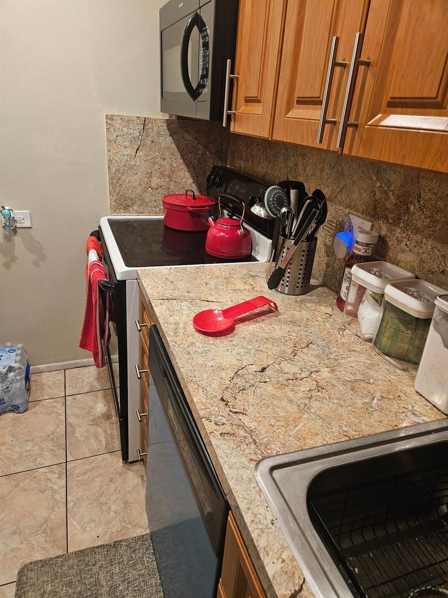 Building Photo - 3710 Inverrary Dr