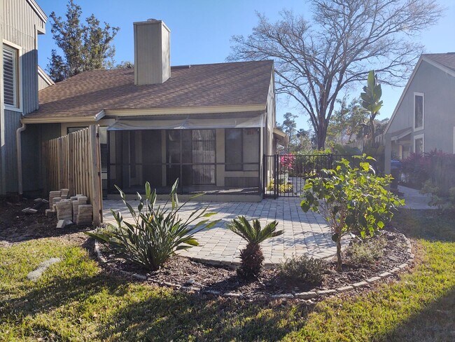 Building Photo - Gorgeous 3 bedroom 2 bath townhome with FL...