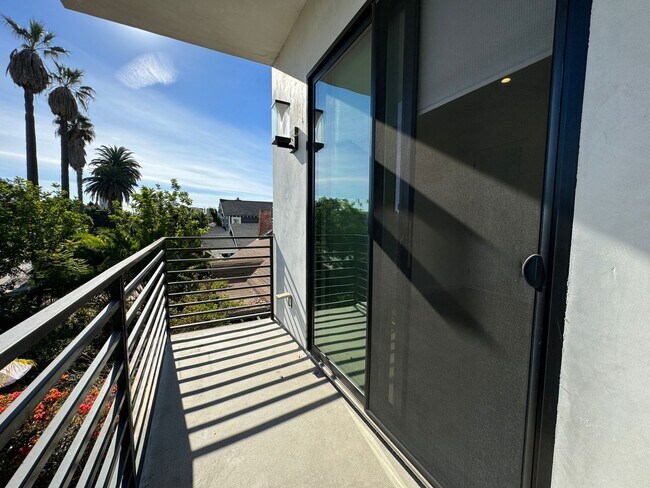 Building Photo - Five Bedroom/Four Bathroom Luxury House in Koreatown