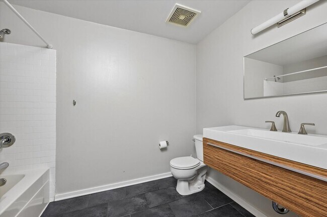 Building Photo - 933 W Van Buren St
