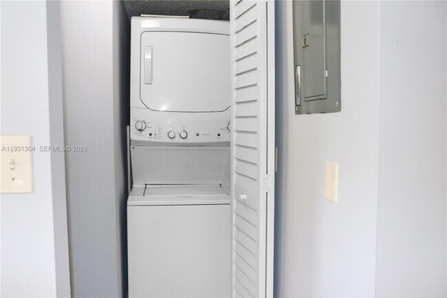 Building Photo - 1080 N Franklin Ave