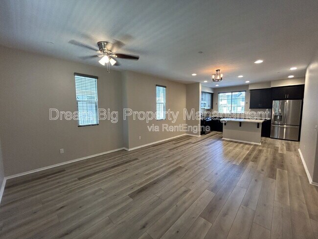 Building Photo - 609 Savi Dr