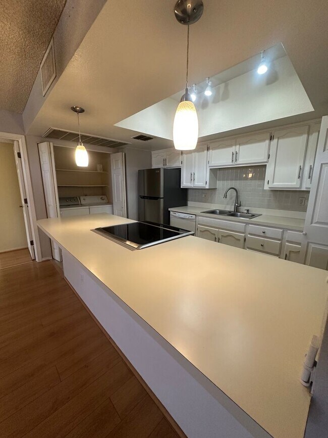 Building Photo - Spacious Remodeled 2 Bed/2Bath Condo!