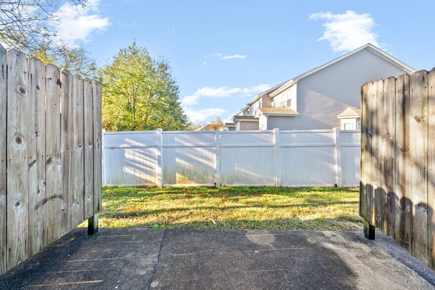 Building Photo - 2303 Raleigh Ct